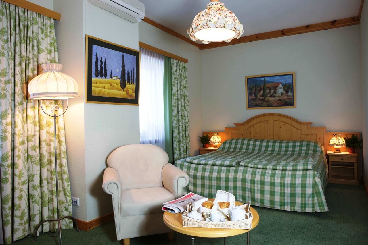 Отель Landhaus Hotel Бровары