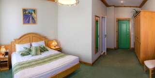 Отель Landhaus Hotel Бровары Улучшенный номер с кроватью размера «queen-size»-2